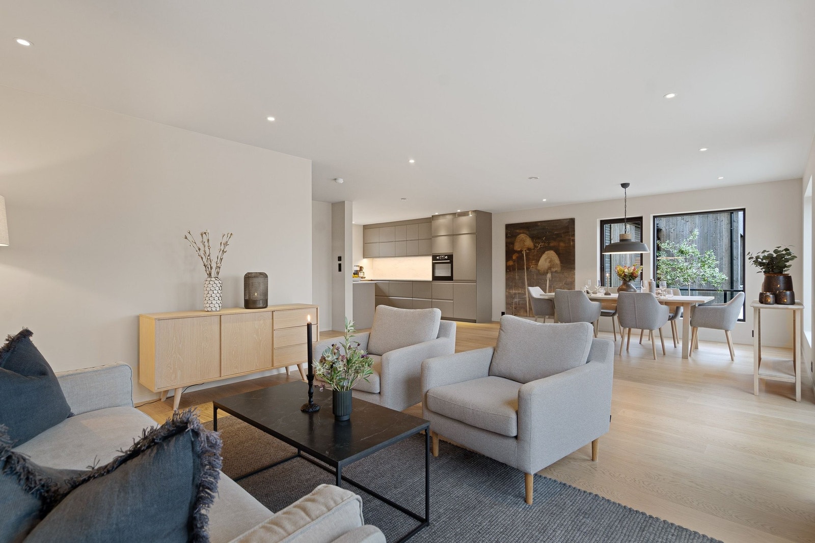 Stort allrom på hovedplan med flere ulike møbelsoner Galleribilde