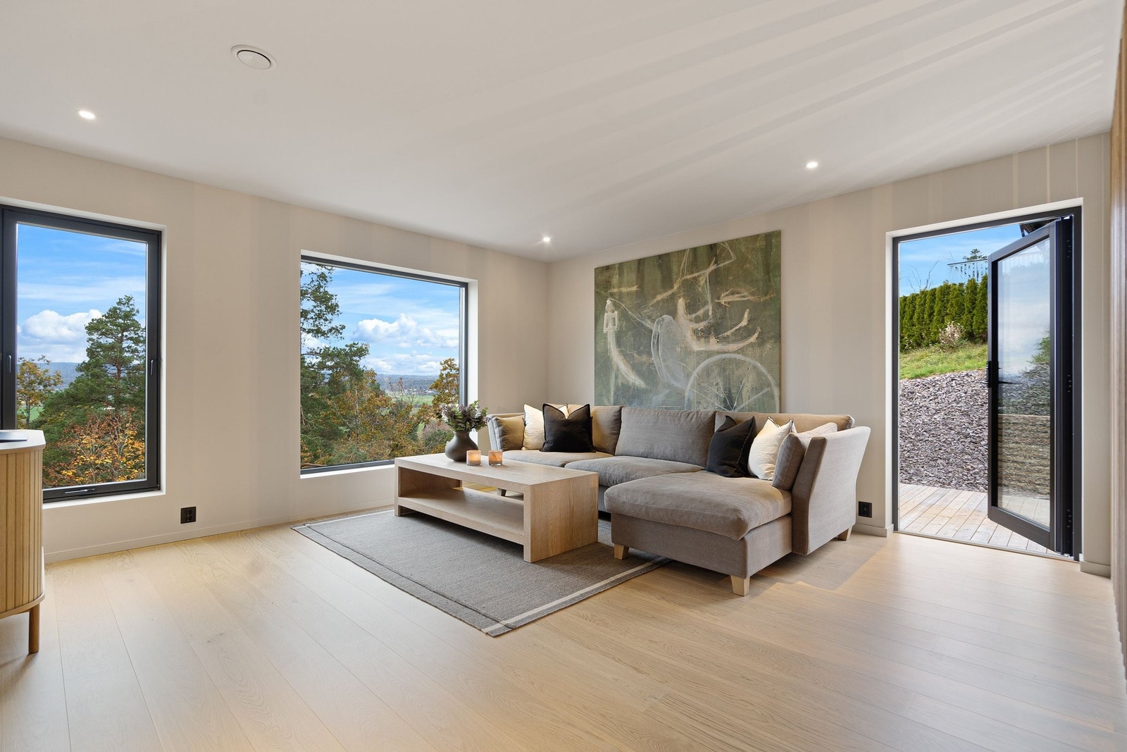 Stue 2. etg. med utgang til markterrasse med sen kveldssol Galleribilde