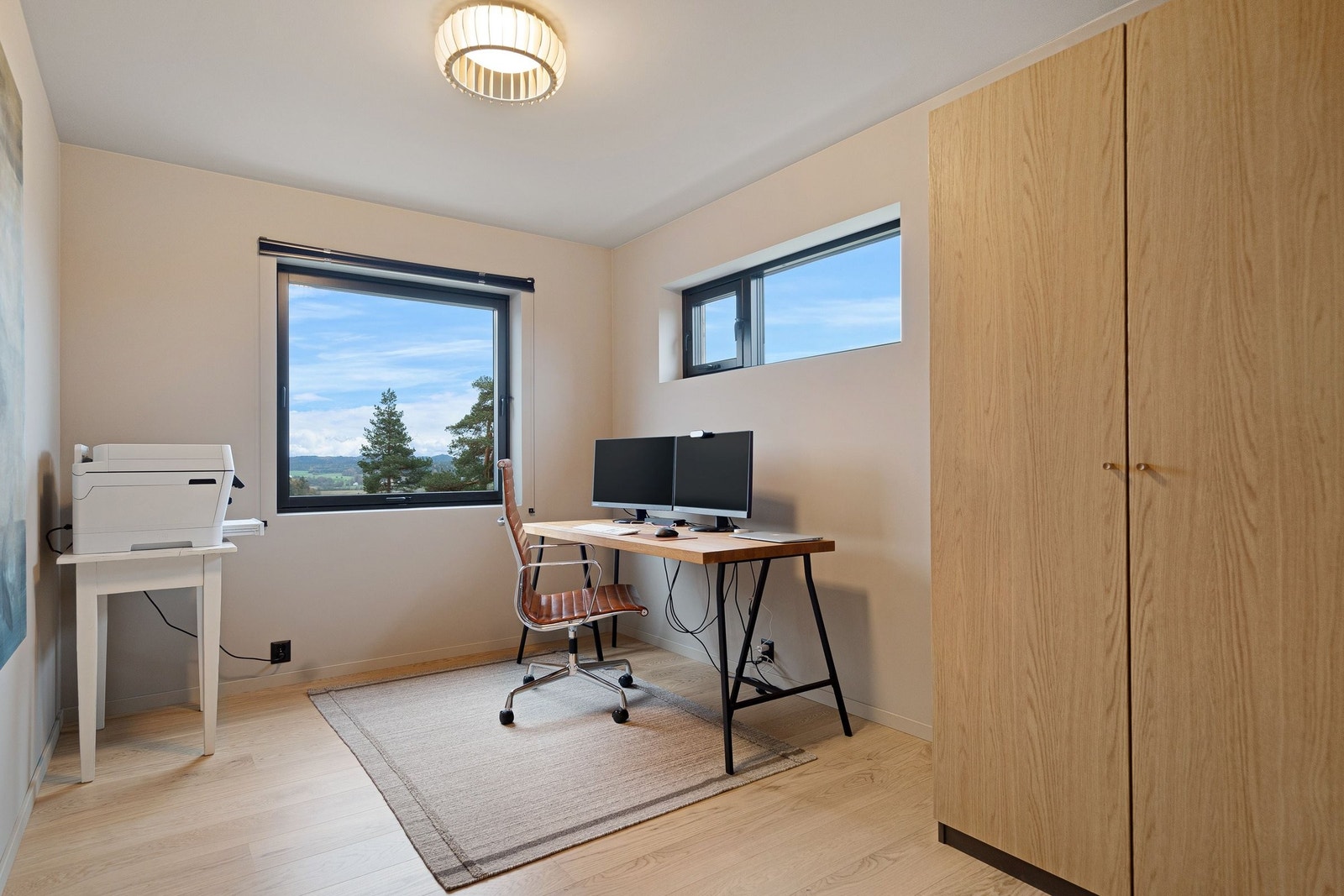 Soverom 3 med garderobe brukes som hjemmekontor Galleribilde