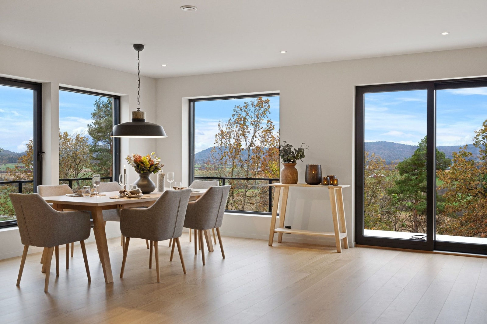 Moderne design med store panoramavinduer og terrasseskyvedør som gir god gjennomlysning Galleribilde