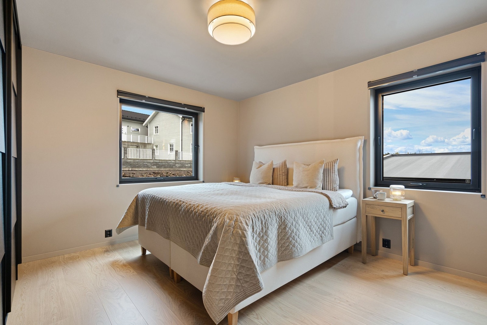 Hovedsoverom med store vinduer og god gjennomlysning Galleribilde