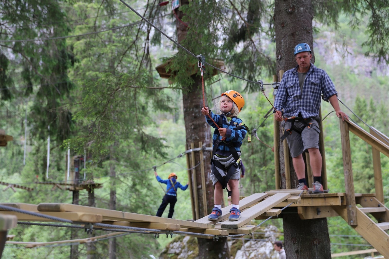 Familievennlig klatrepark med utfordringer for store og små. Galleribilde