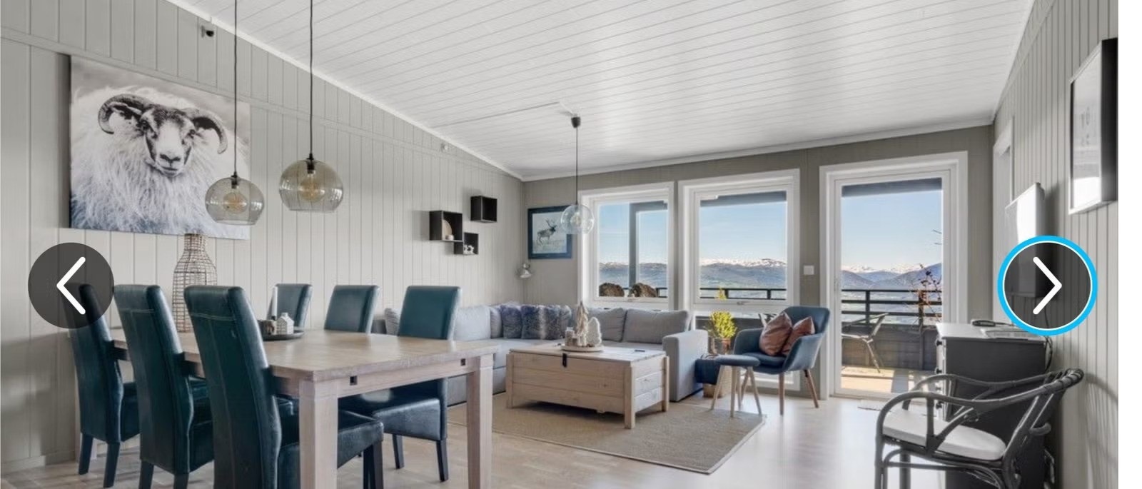 Lys stue i åpen løsning med god takhøyde og utsikt. Galleribilde