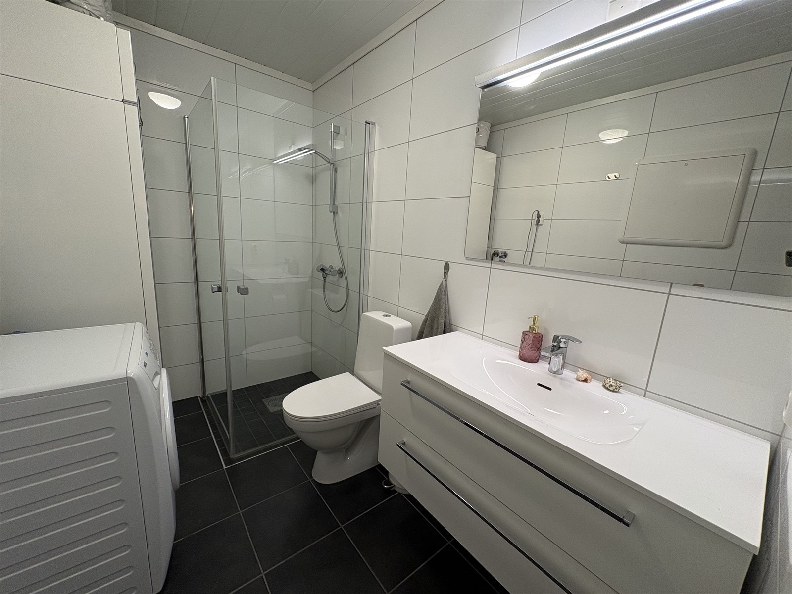 Leiligheten har to stilrene bad, veldig praktisk når det er mange samlet i leiligheten. Galleribilde