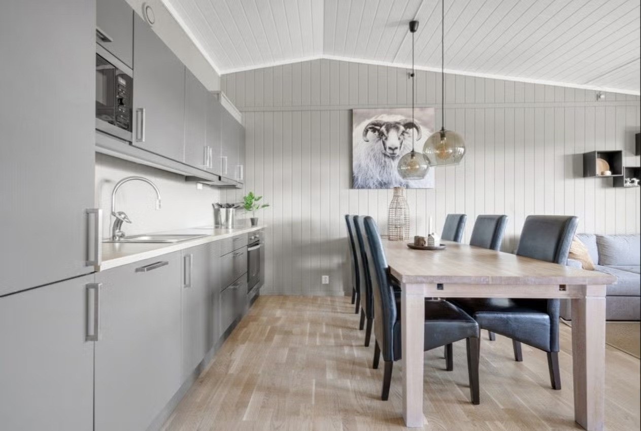 Kjøkkenet har innredning fra Aubo med slette fronter og laminert benkeplate. Det er integrert oppvaskmaskin, stekeovn, platetopp og kjøleskap med frys. Galleribilde