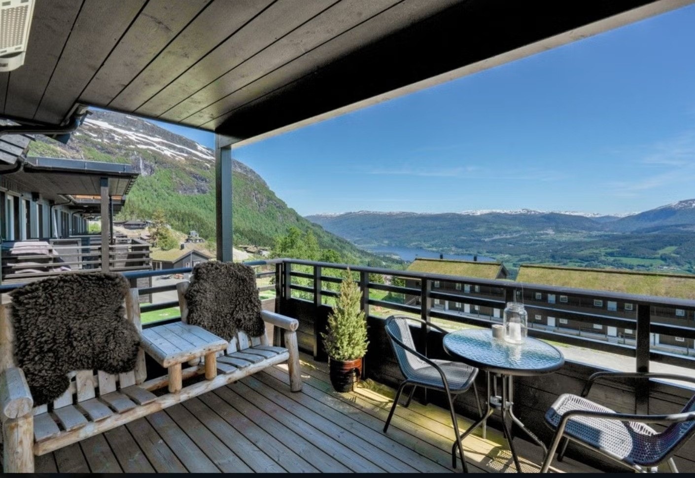 Balkongen kan nytes både på sommerstid og vinterstid. Galleribilde
