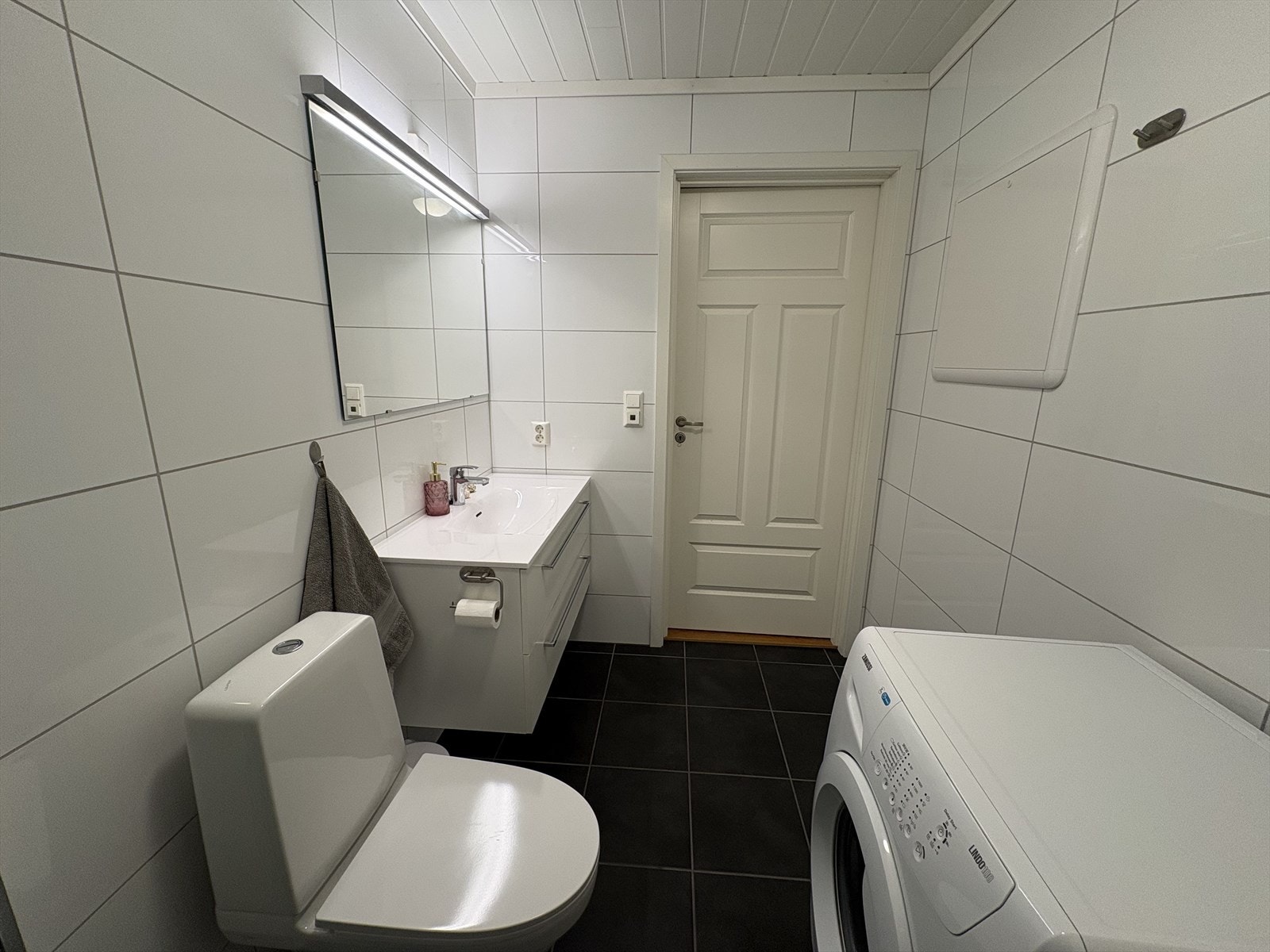 Et av badene er innredet med opplegg for vaskemaskin/tørketrommel. Galleribilde