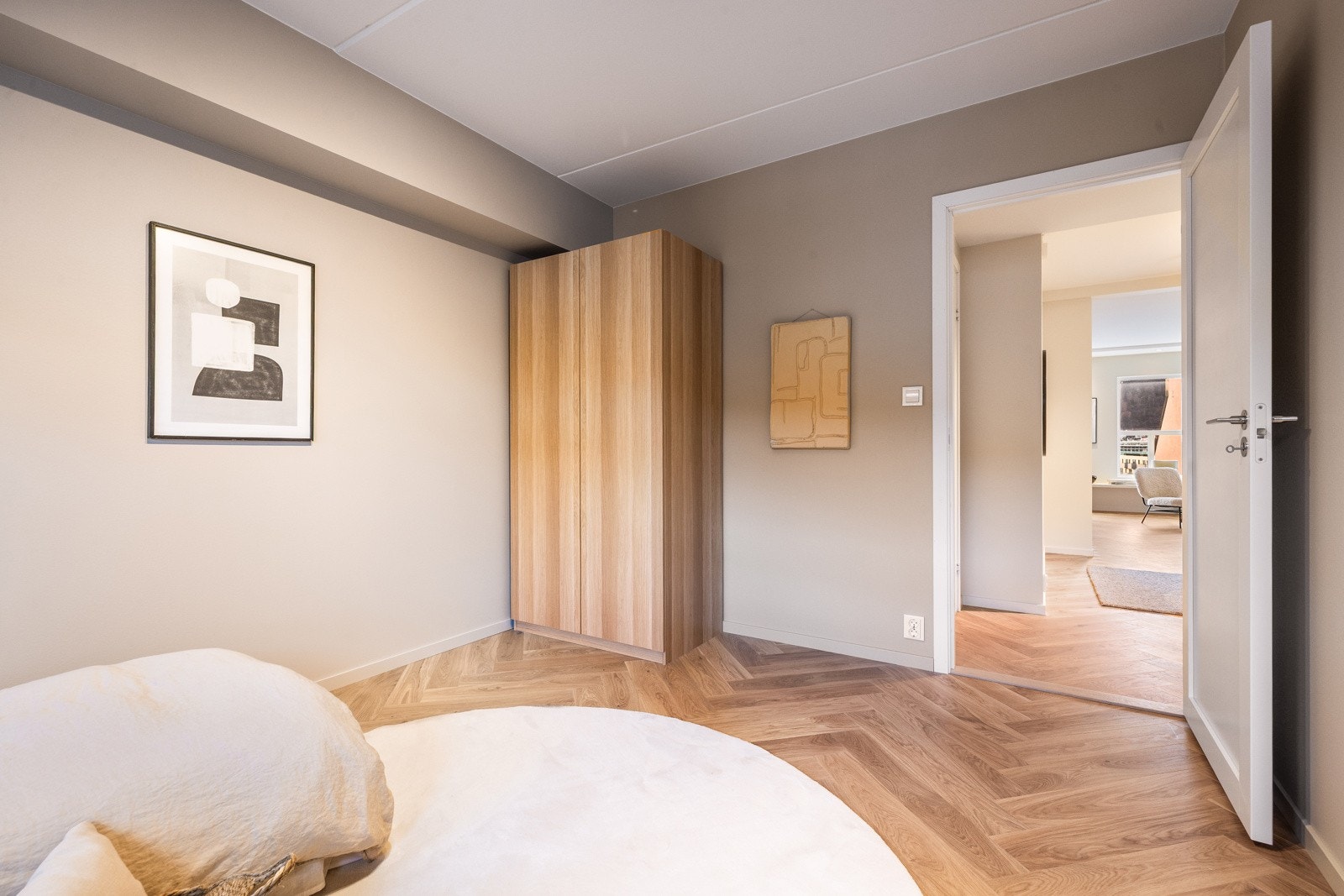 Dette rommet har også medfølgende garderobeskap. Galleribilde