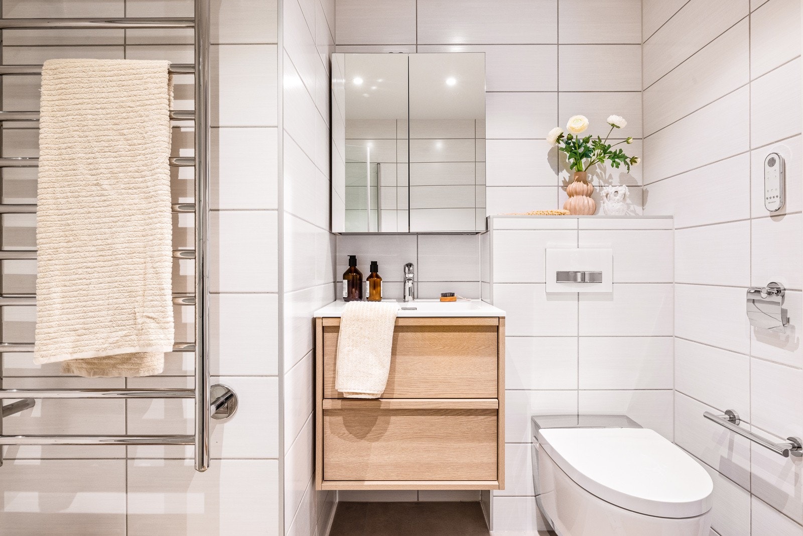 Ellers kan det nevnes at badet har både håndklevarmer og spyletoalett. Galleribilde