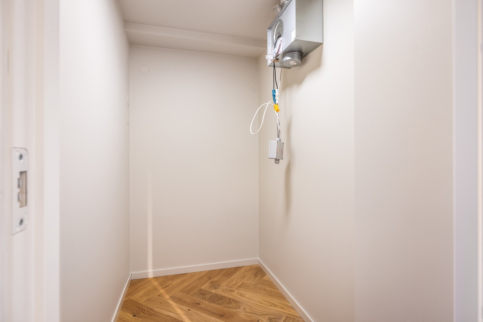 Innvendig bod. Installasjonen på veggen er motoren til ventilasjonsanlegget i leiligheten som også ble skiftet i forbindelse med oppussingen. De løse ledningene blir utbedret før overtakelse. Galleribilde