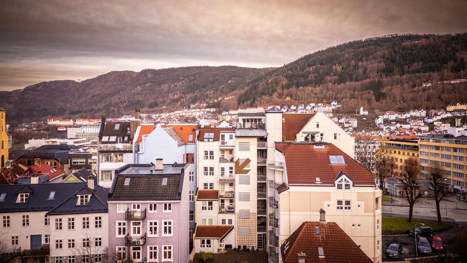 Se pilen for markering av leilighetens plassering. Leiligheten er gjennomgående i bygget mot Klostergaten. Galleribilde