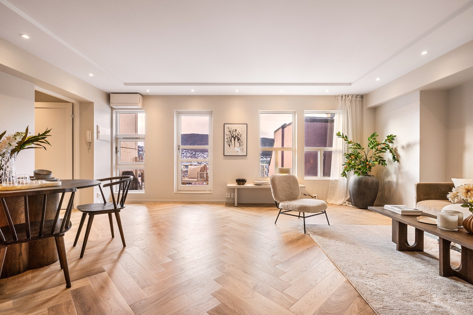 Høsten 2025 har leiligheten blitt modernisert med blant annet nytt gulv, nymalte overflater, belysning, garderober og kjøkken. Galleribilde