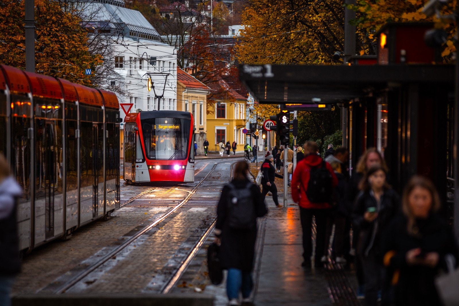 Innen få minutters gange finner man Bybanen og bussforbindelser til alle Bergens bydeler. Galleribilde