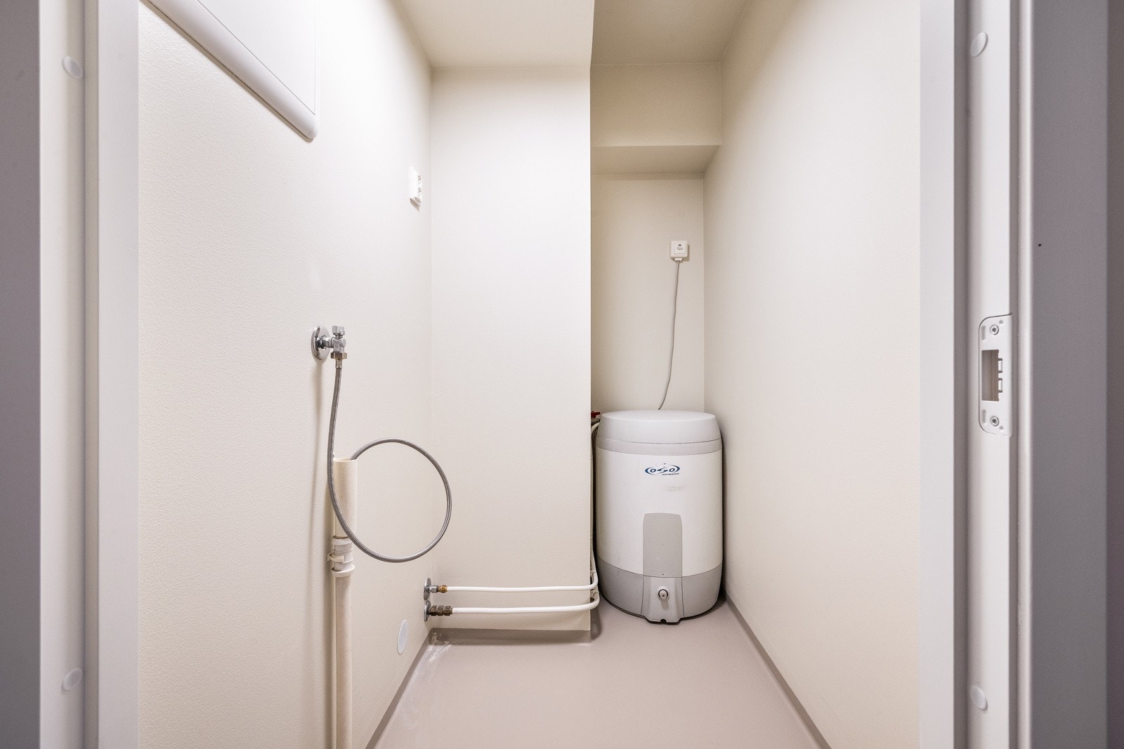 Praktisk separat vaskerom med opplegg for vaskemaskin og tørketrommel. Galleribilde