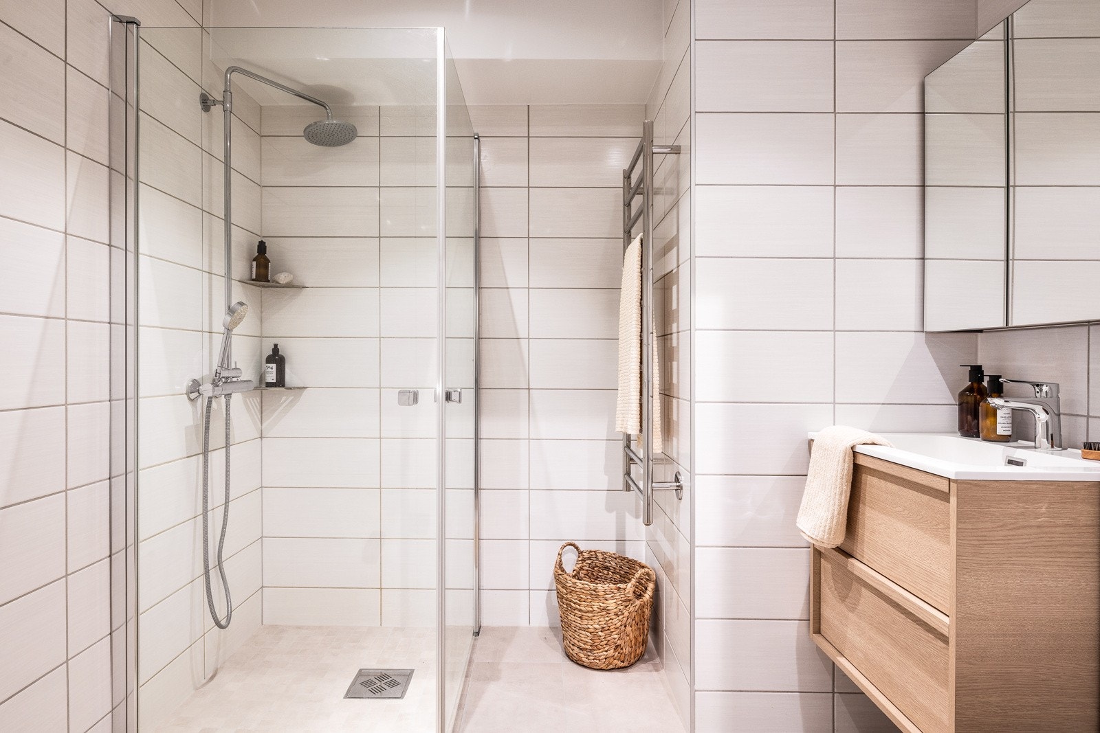 Badet er i 2025 modernisert med nye fliser på gulv (flis på flis), baderomsmøbel og speilskap. Galleribilde