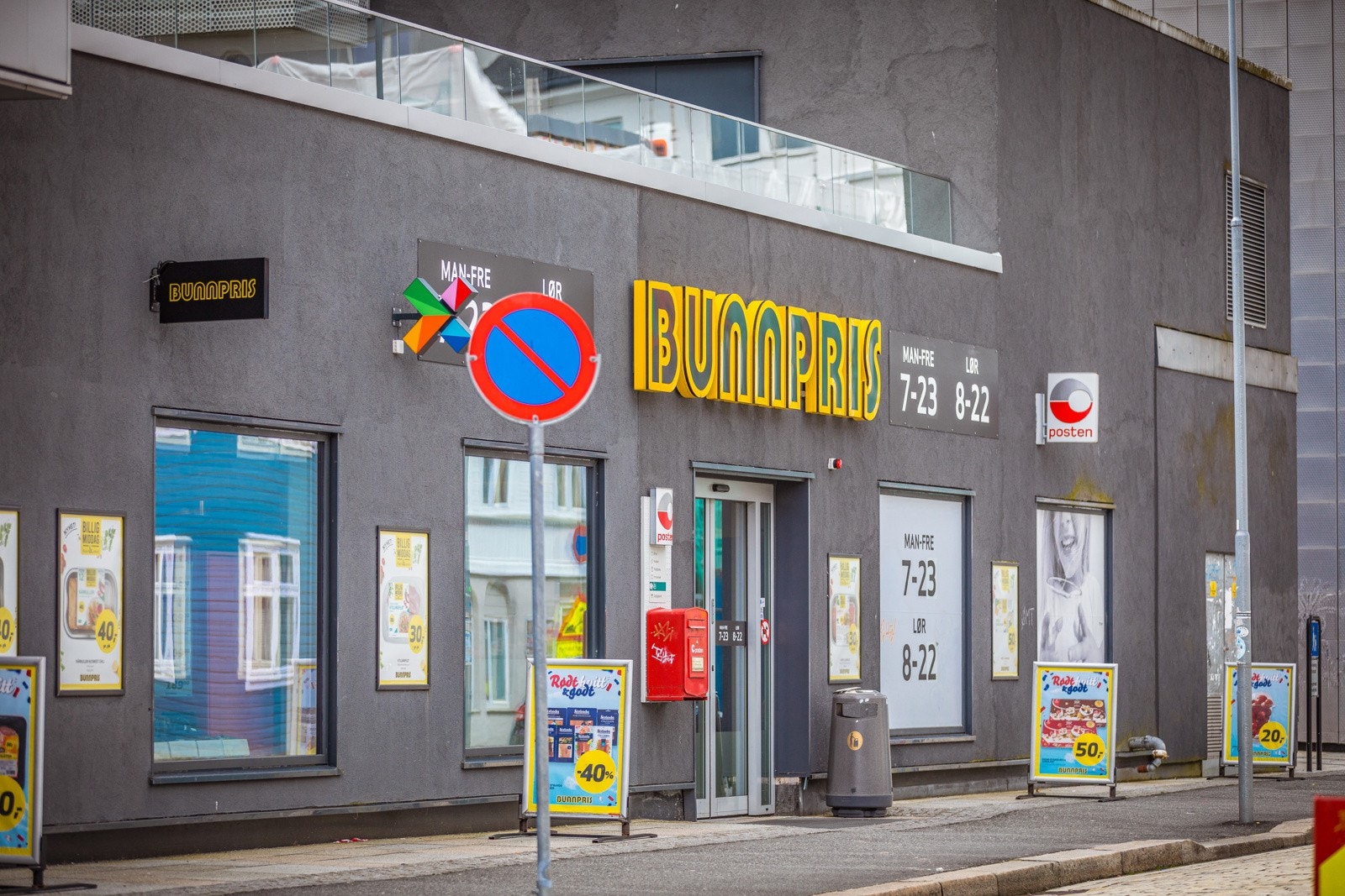 Det er en rekke dagligvarebutikker innen få minutters gange, feks. Rema 1000 Kalmarhuset og Bunnpris i Markeveien. Galleribilde