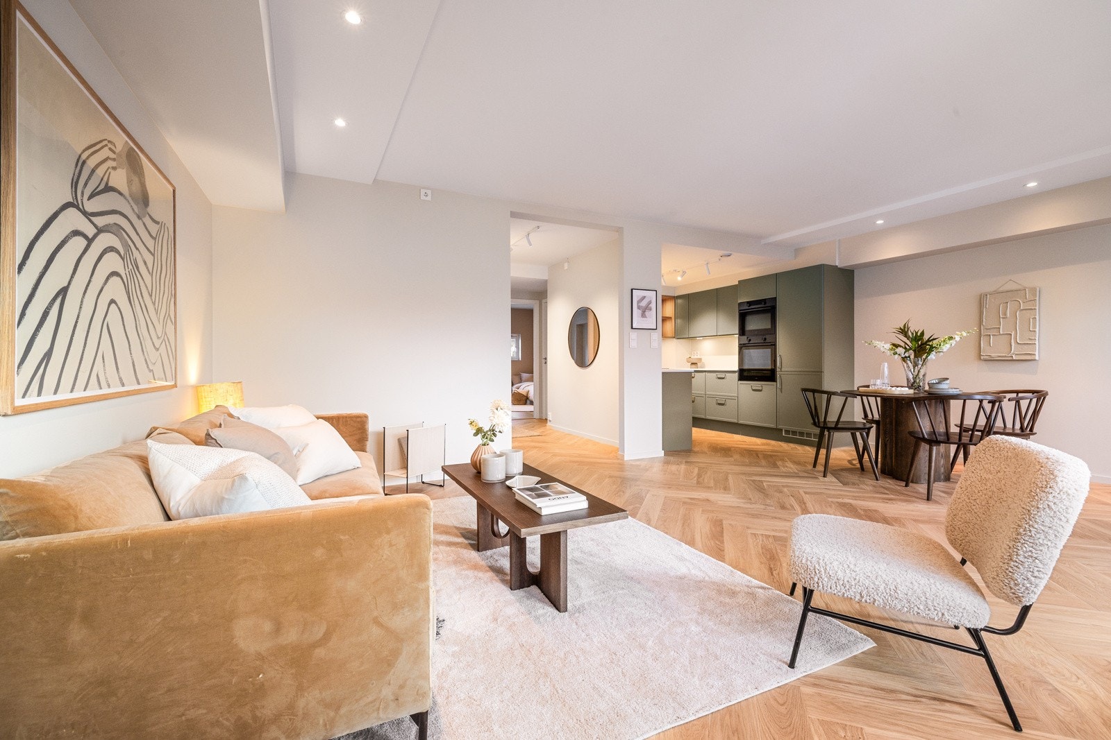 Åpen stue-kjøkkenløsning på 35,3 kvm med god plass til både sofa og spisebord. Galleribilde