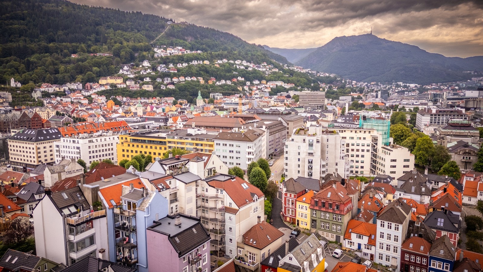 Her har man umiddelbar nærhet til Bakerbrun (nabobygget), dagligvarebutikker og sentrumskjernen med alt av servicetilbud. Galleribilde