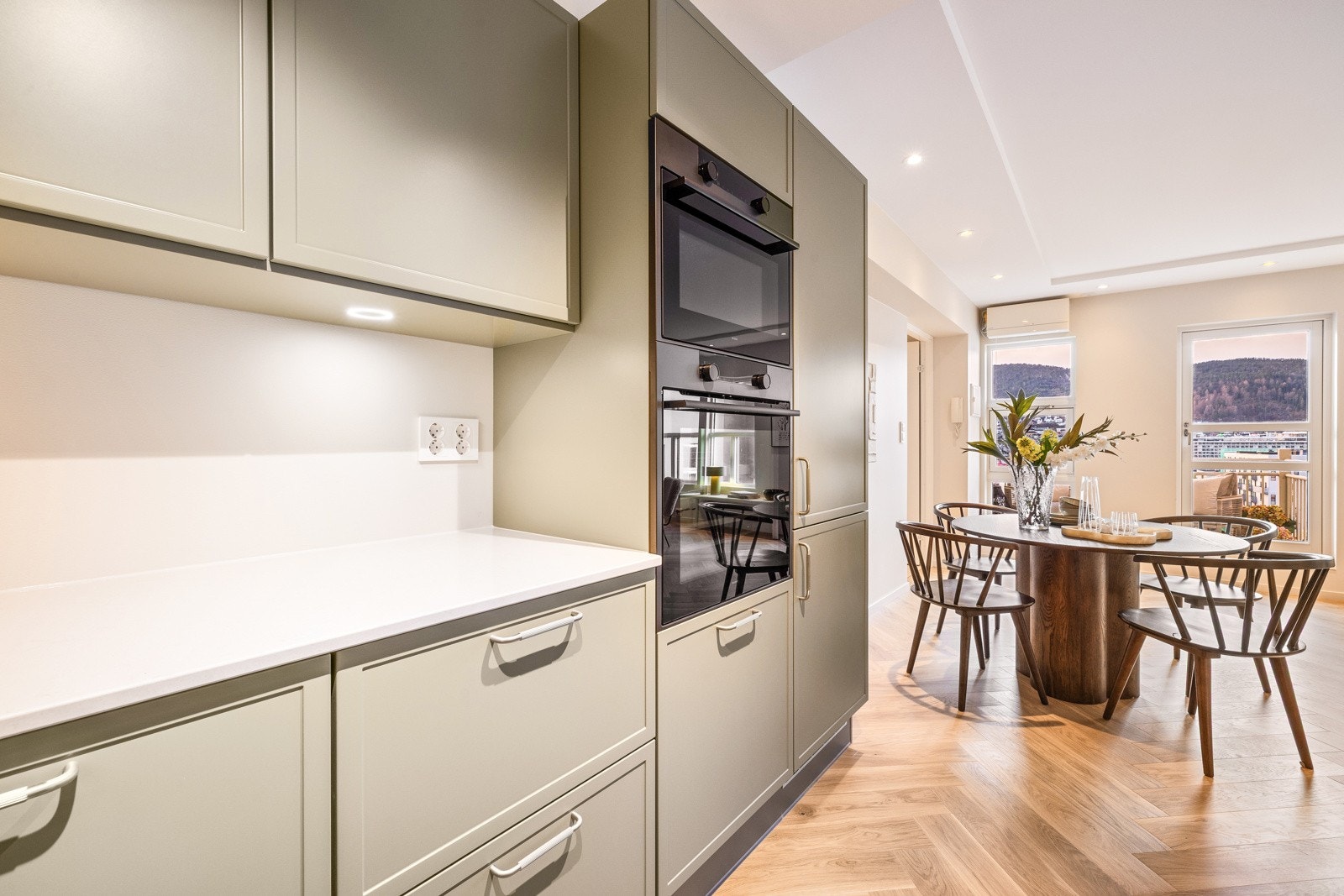 Det er også godt med belysning under overskapene. Galleribilde