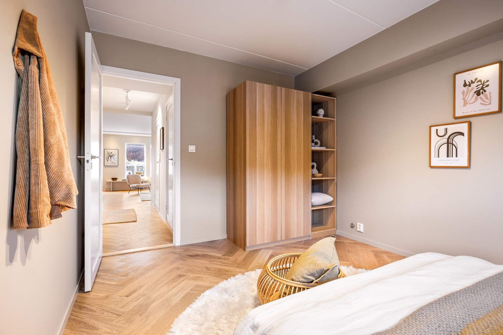 Garderobeskap fra Ikea av typen PAX medfølger på begge soverom. Galleribilde