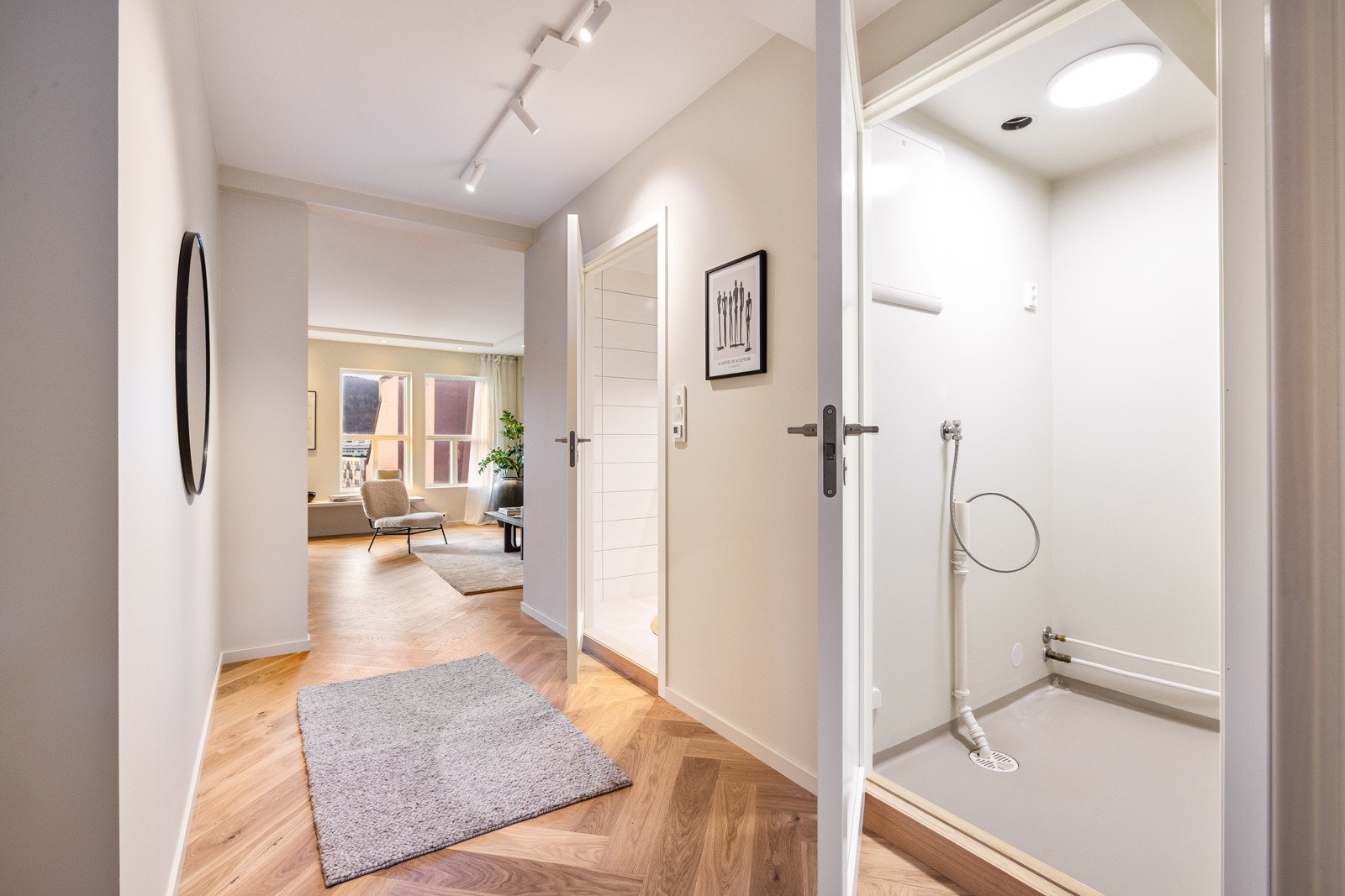 Leilighetens bad og vaskerom ligger begge med adkomst fra gangen. Galleribilde