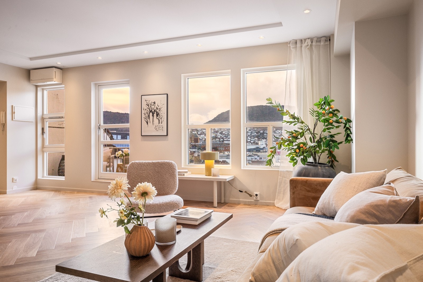 Fra stuen har man flott utsikt mot Dokken og Nøstet. Galleribilde