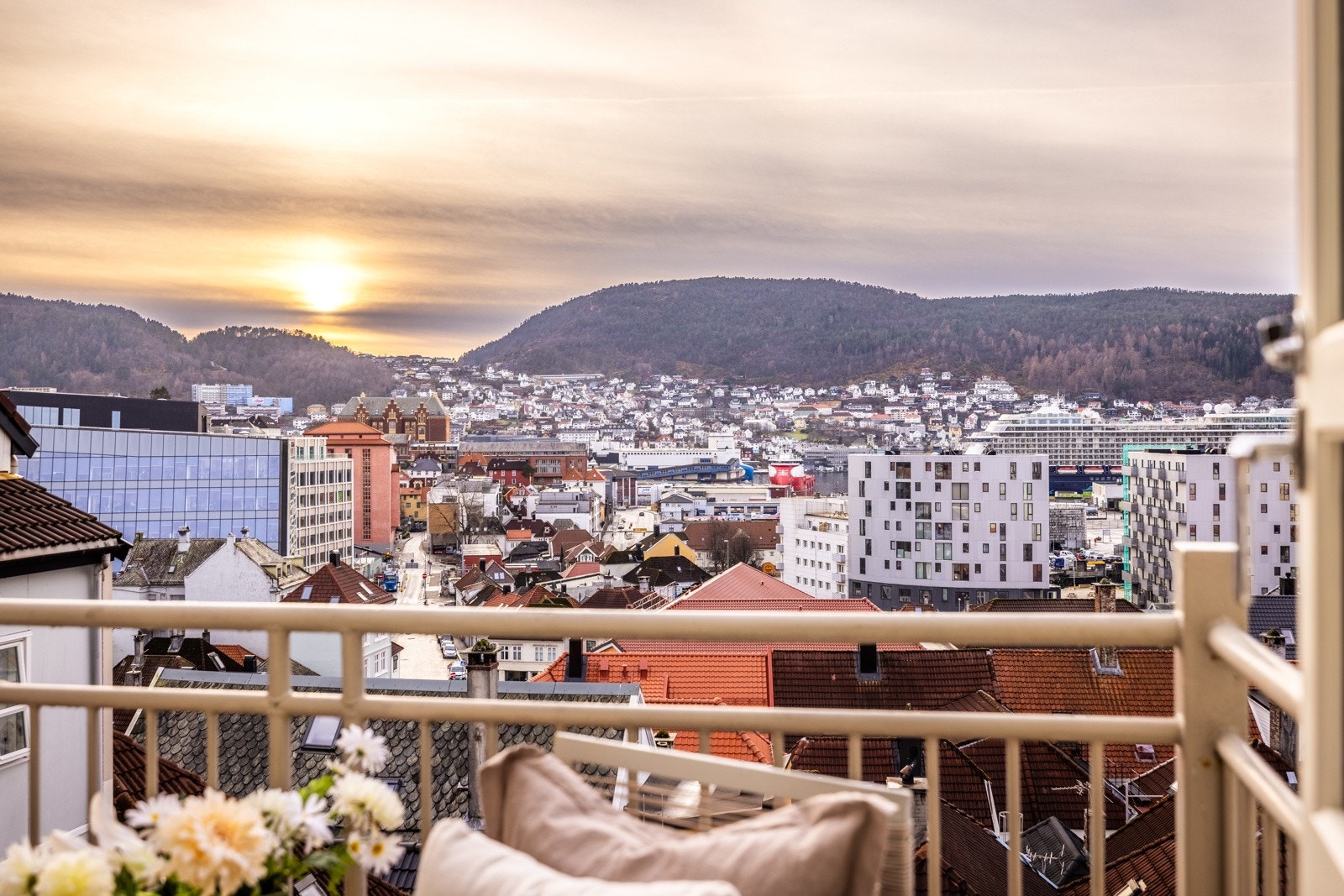 Leiligheten ligger høyt og fritt, med flott utsikt i byggets 4. etasje. Galleribilde
