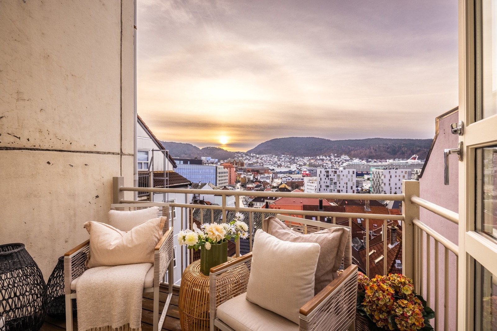 Vestvendt balkong på ca. 4 kvm med adkomst fra stuen og sol fra ca. 12.00-19:30 midtsommers. Galleribilde