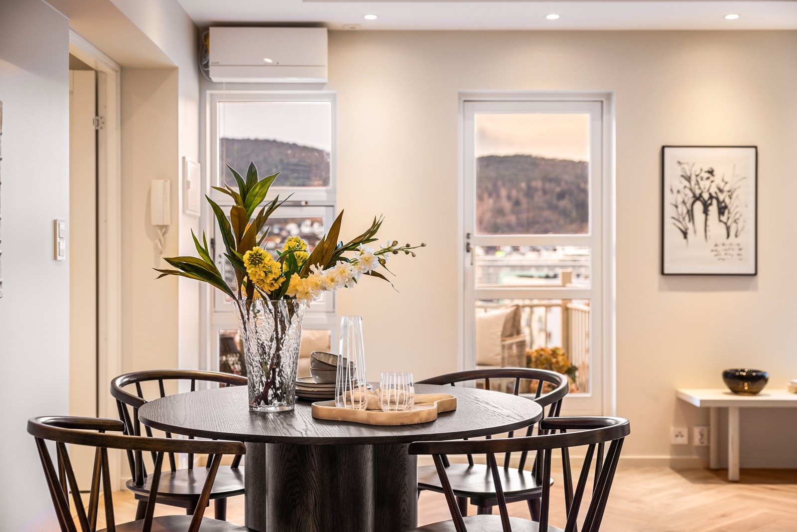 På veggen, over vinduet til høyre i bildet, er det montert et lite ventilasjonsanlegg som sørger for frisk luft inn i leiligheten. Galleribilde