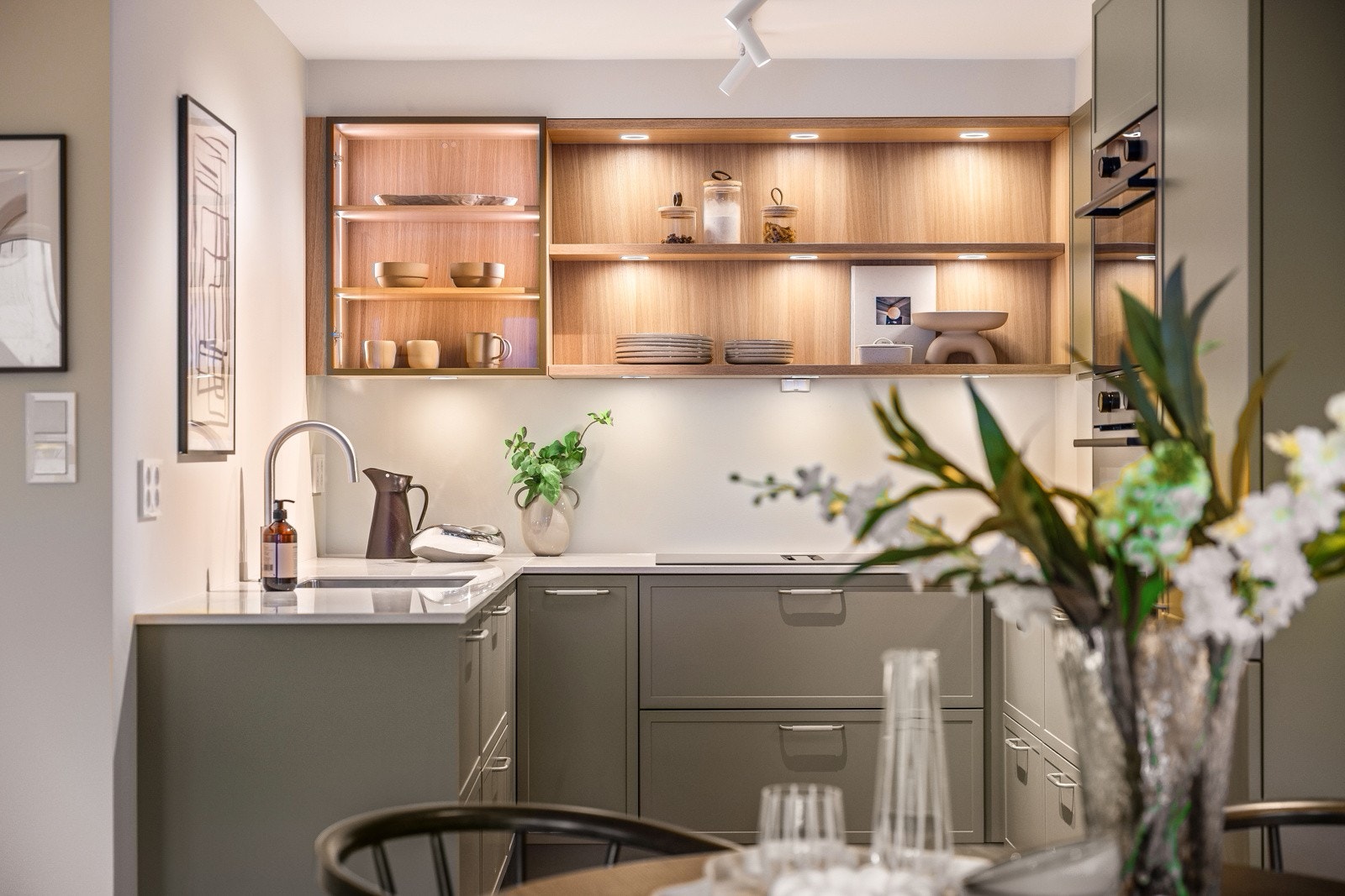 Innredingen er påkostet, med blant annet Silestone benkeplate. Galleribilde