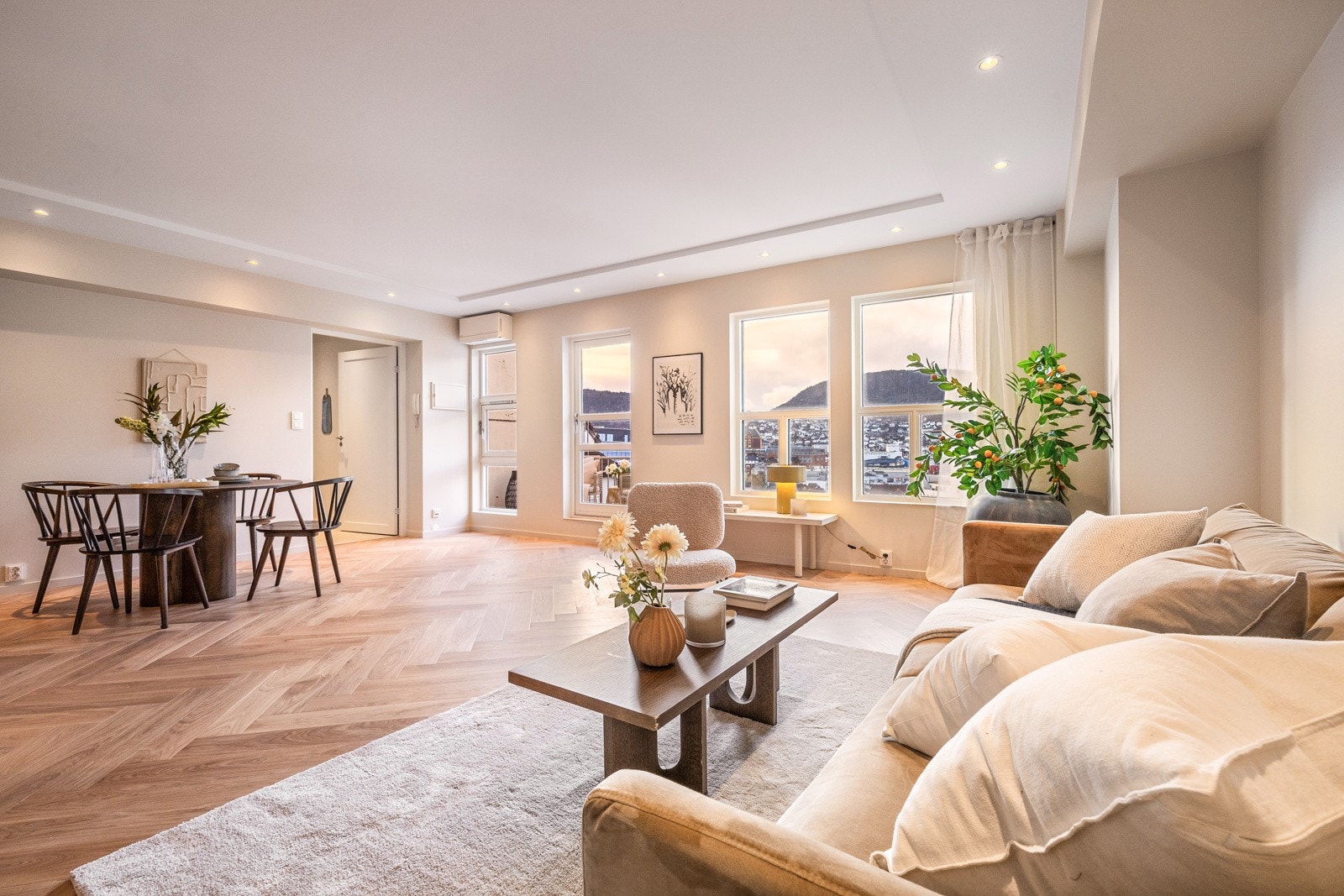 Leiligheten har en skjermet og privat plassering i bygget, uten sjenerende innsyn. Galleribilde