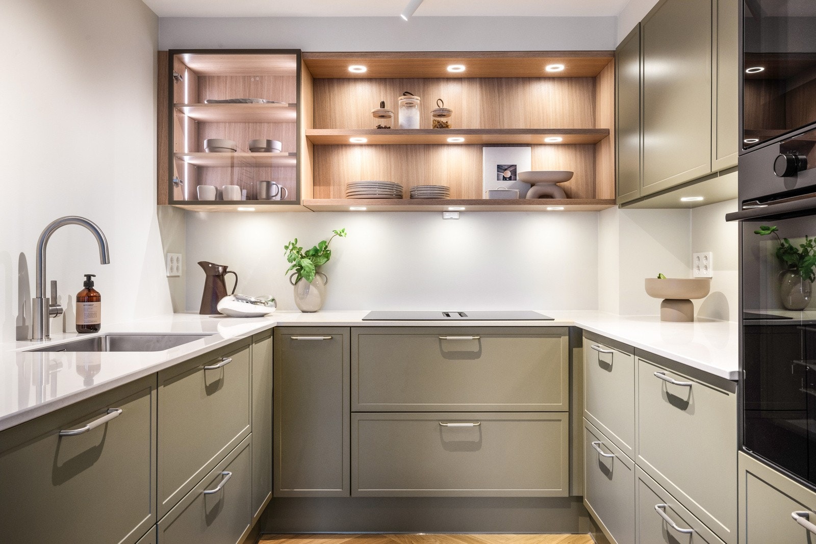 Legg merke til den lekre løsningen med vitrineskap og hyller i eikefiner med integrert belysning. Galleribilde