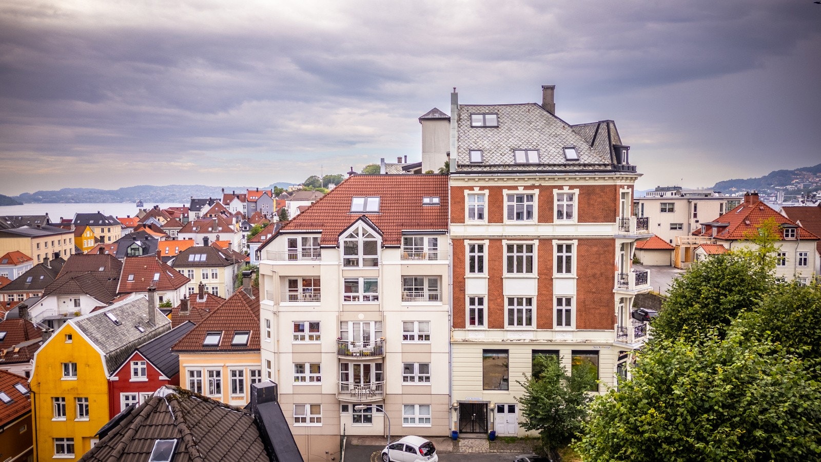 Bygget er oppført i 1992 og har adkomst fra Vestre Murallmenningen. Galleribilde