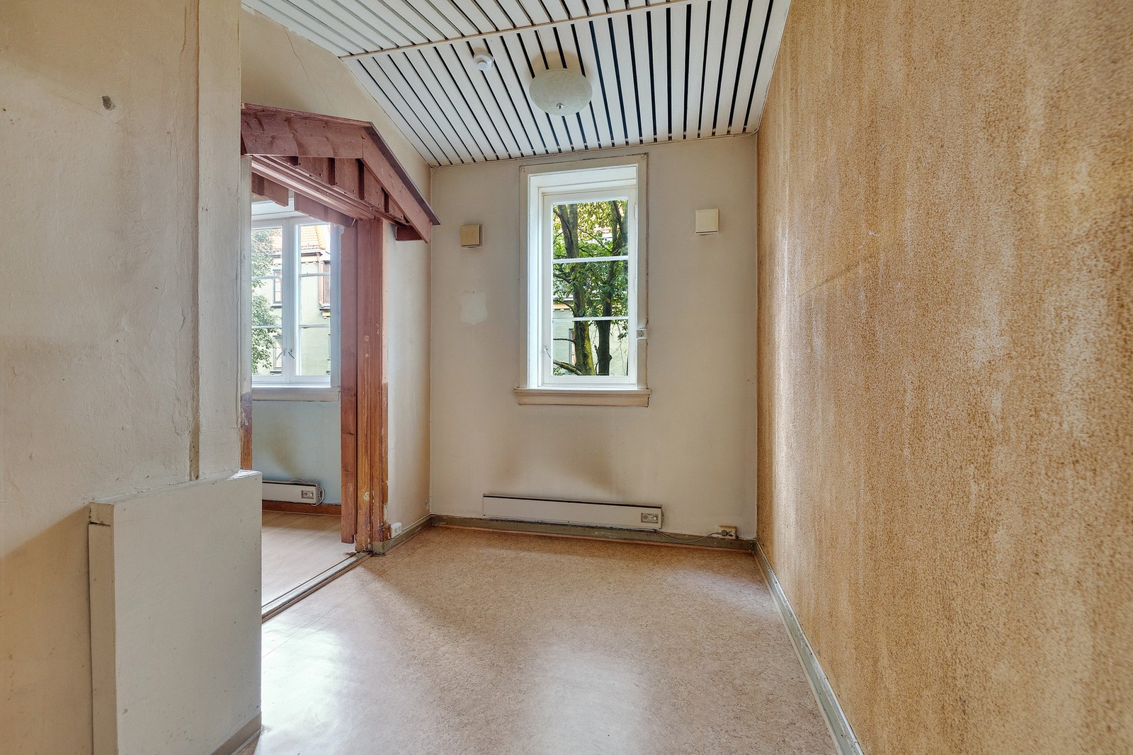 Videre går ferden via innredet rom til entrè. Galleribilde