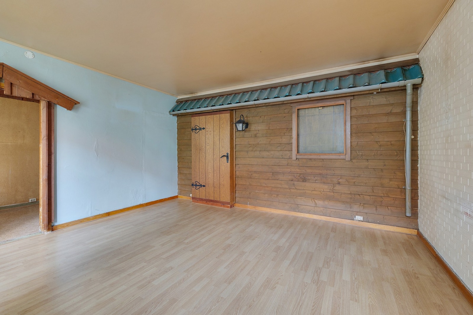 Det er en romslig stue med tilgang via innredet rom. Galleribilde