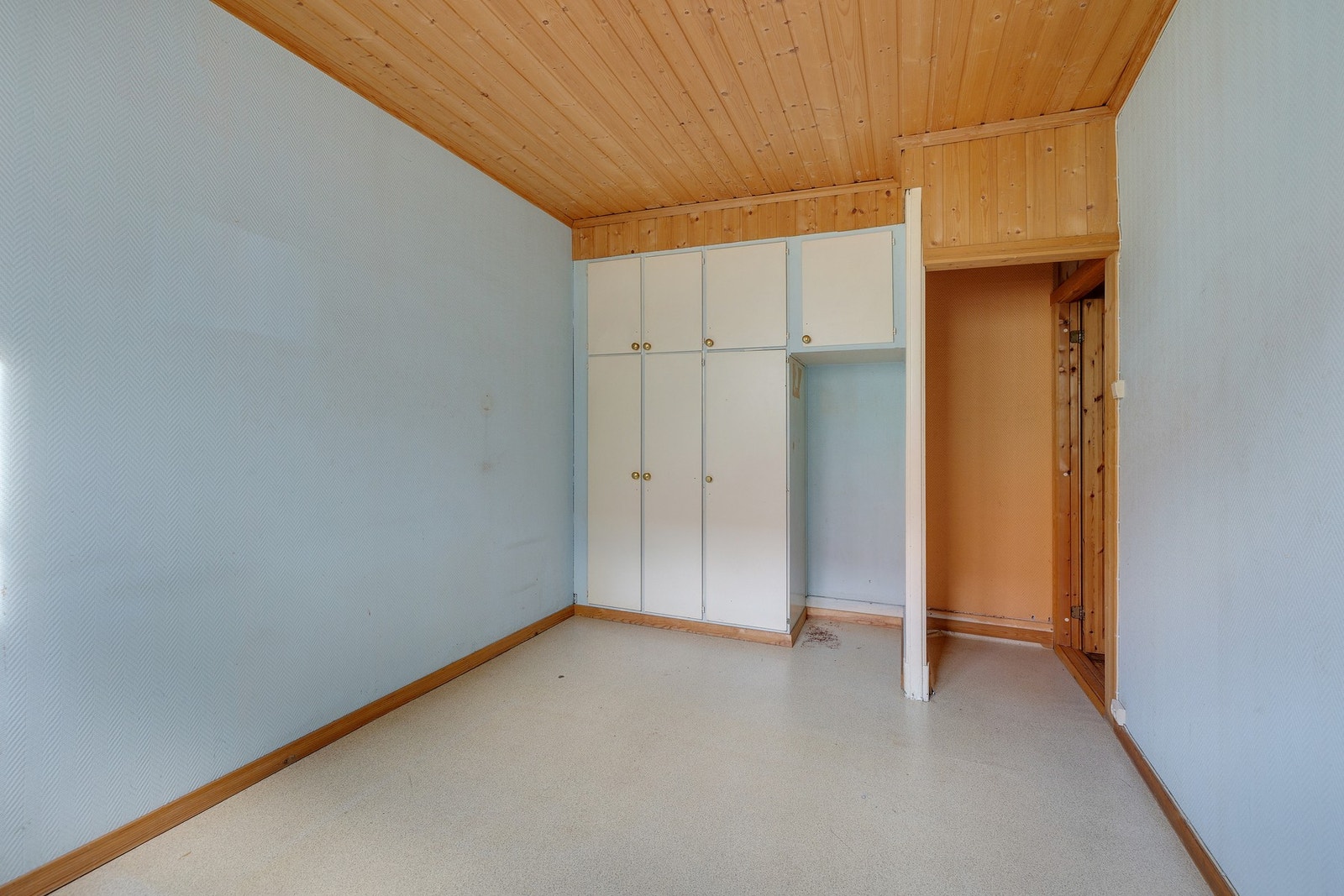 Soverom med garderobeløsning. Opprinnelig takhøyde er ca. 2.75 meter. Galleribilde