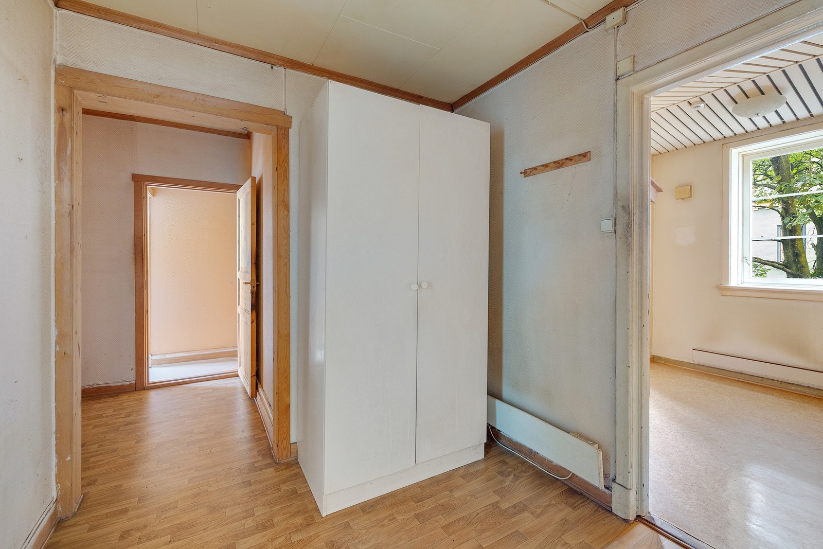 Fra entrè går man gjennom gang for å komme til soverommet Galleribilde