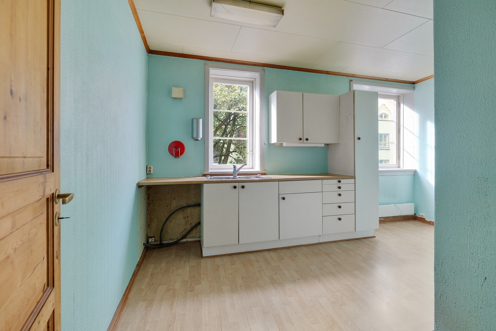 Romslig kjøkken med godt lys fra 2 vindiuer. Galleribilde