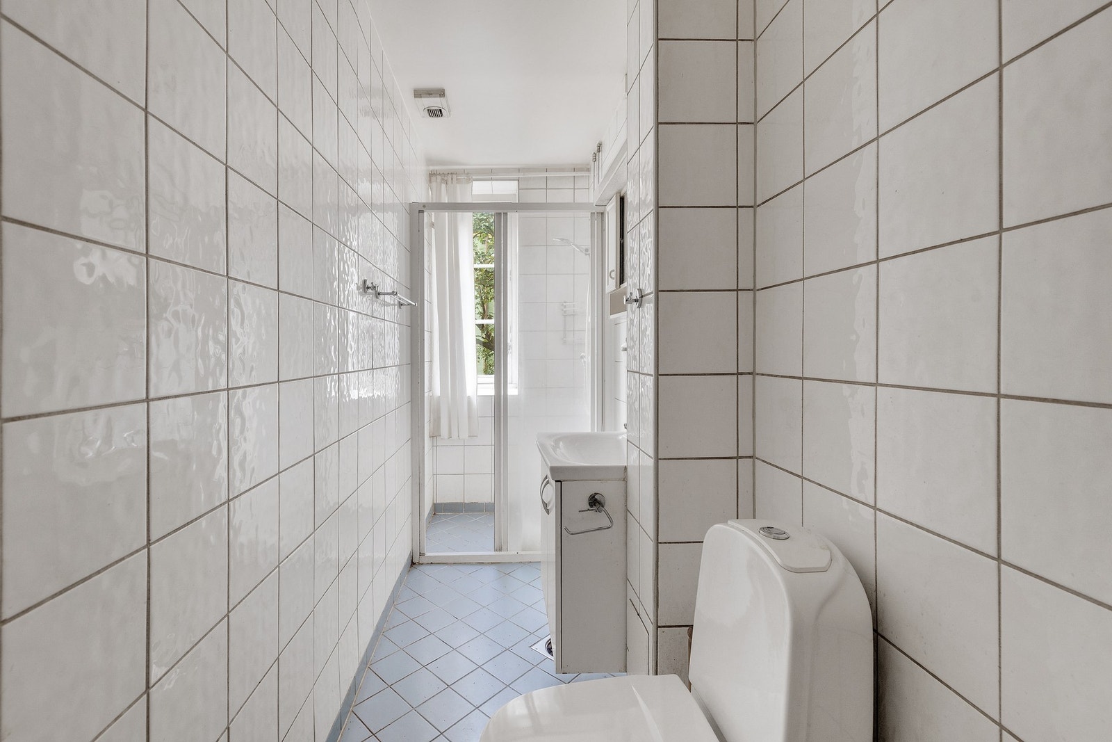 Det er mekanisk avtrekk fra kjøkken og bad. Det er også opplegg for vaskemaskin mellom servantskap og dusj. Varmekabler i gulv. Galleribilde