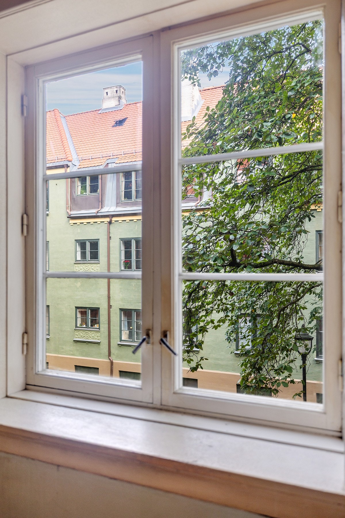 Det er fin utsikt fra stuen mot vakre, klassiske bygårder. Galleribilde