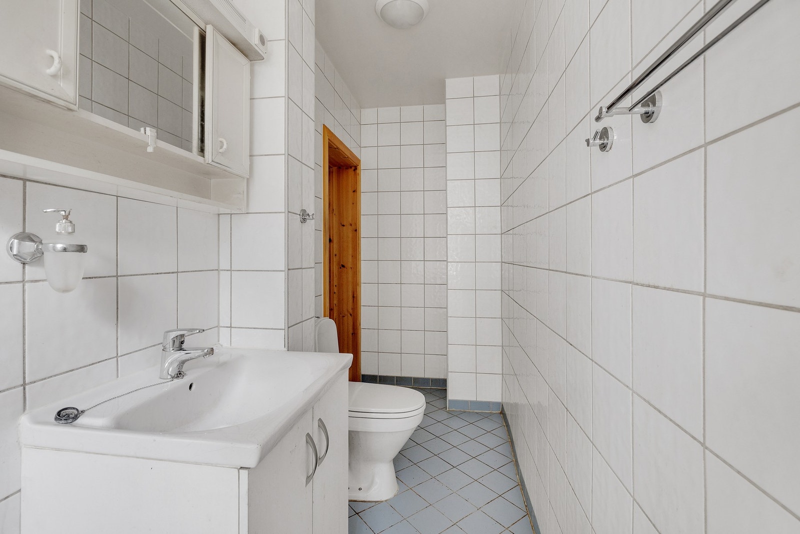 Leiligheten var opprinnelig 2 leiligheter som er sammenslått. Badet ble omfattende oppusset i regi av selger (Kristiania byggeselskap) i 2007. Galleribilde