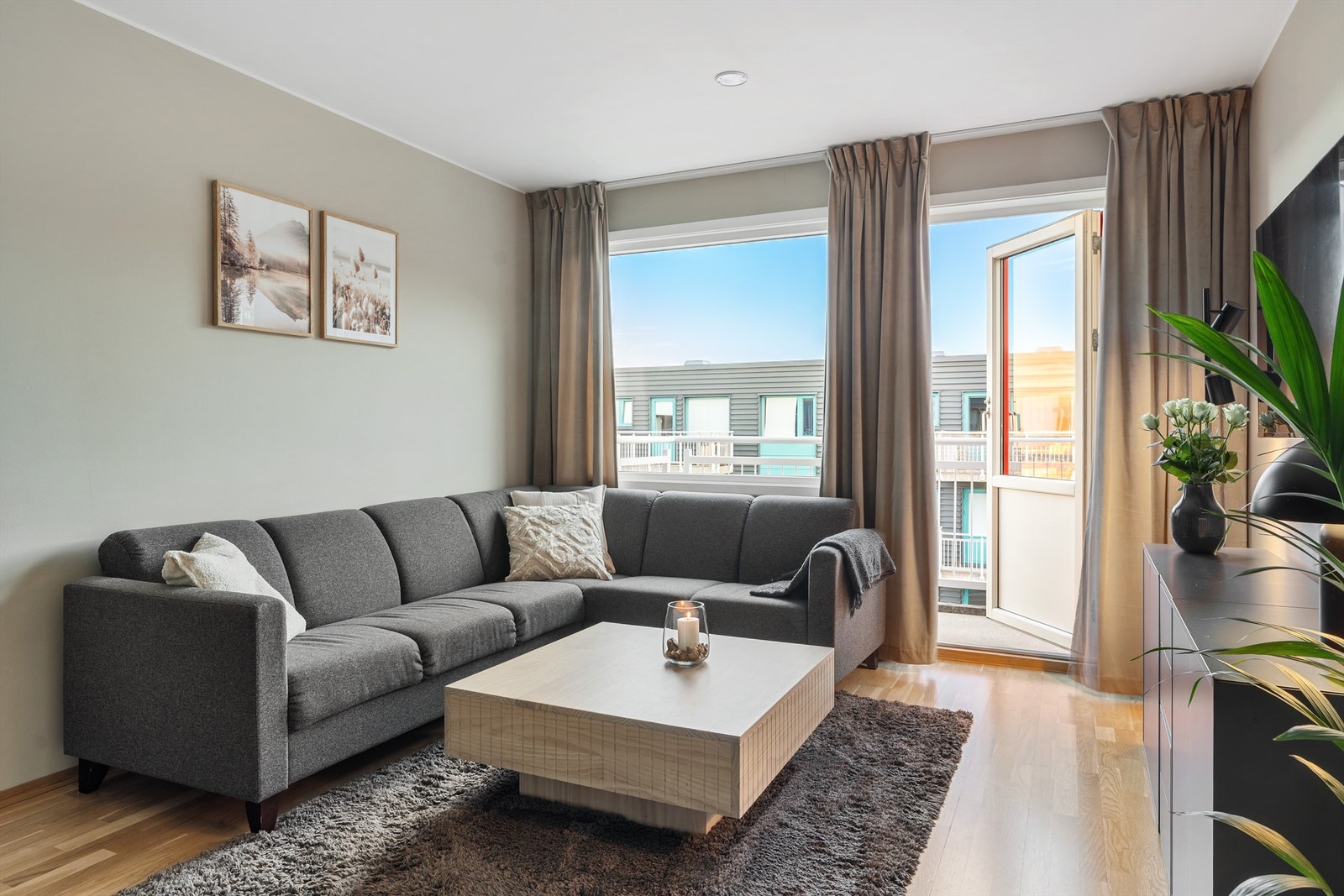 Stue/kjøkken måler 21 kvm og har god plass til sofagruppe og en hyggelig samtale. Galleribilde