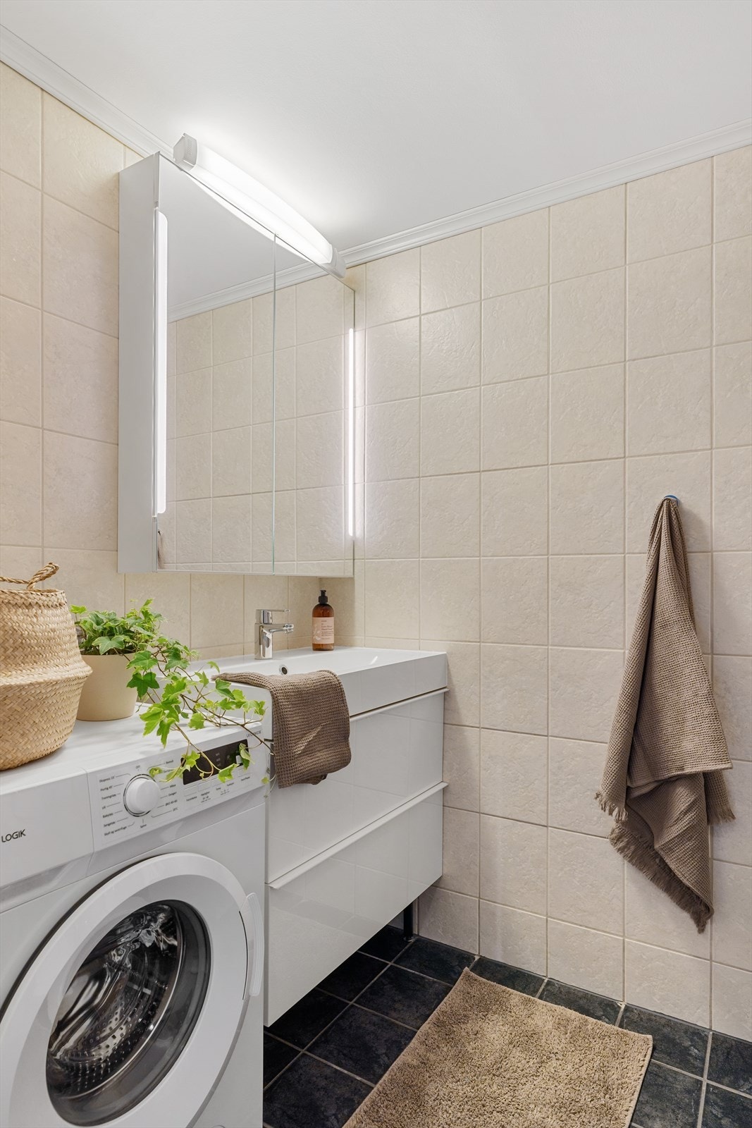 Videre har badet opplegg for vaskemaskin og vannrør i typen "rør-i-rør" Galleribilde