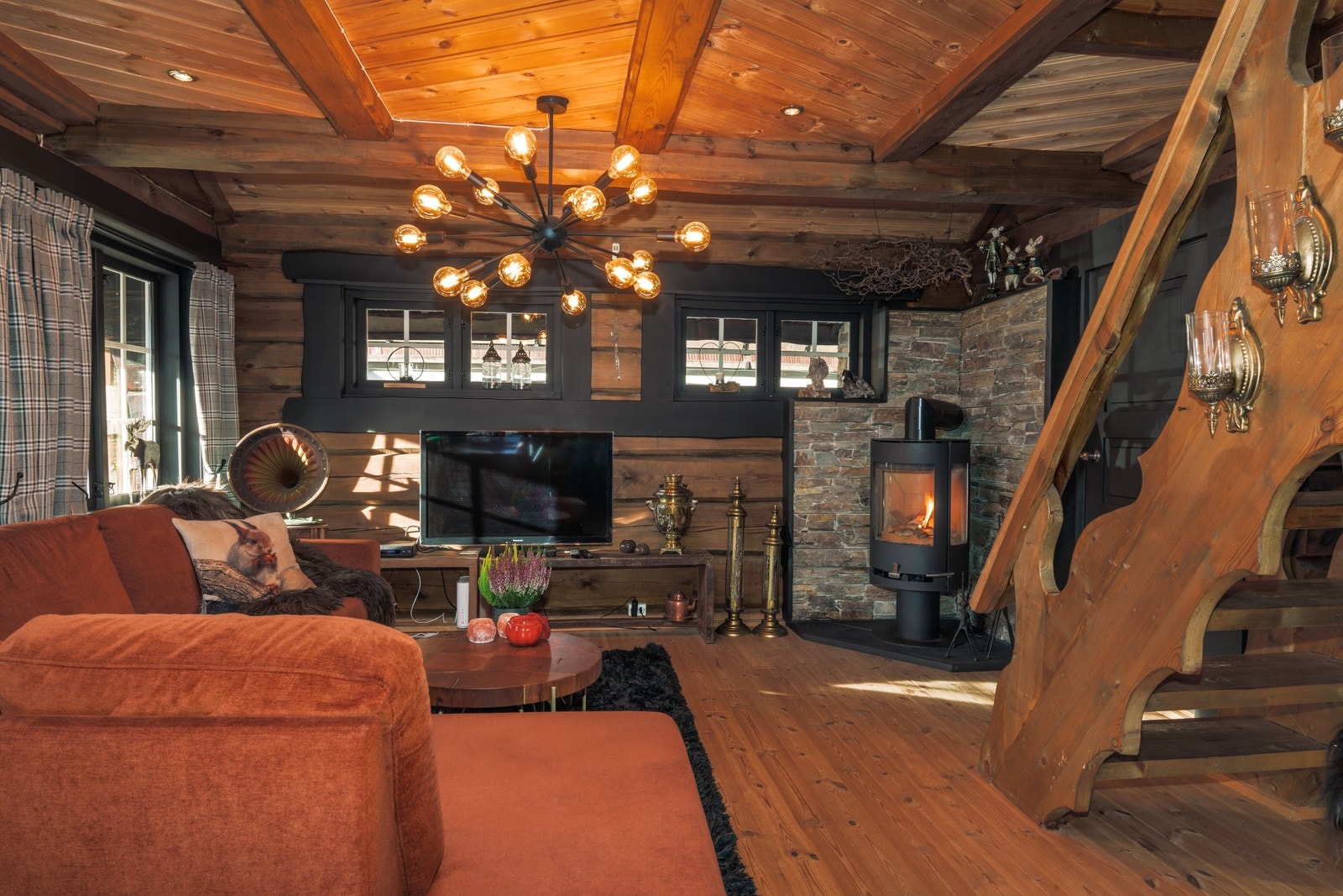 Stue mot soverom og trapp til hems Galleribilde