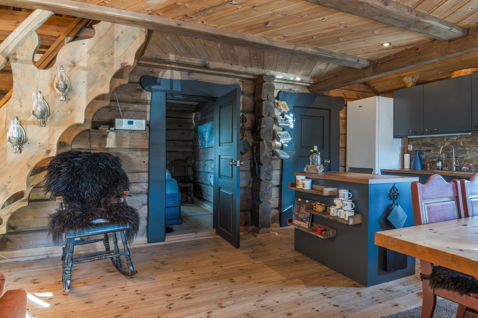 Kjøkken mot soverom og bad Galleribilde