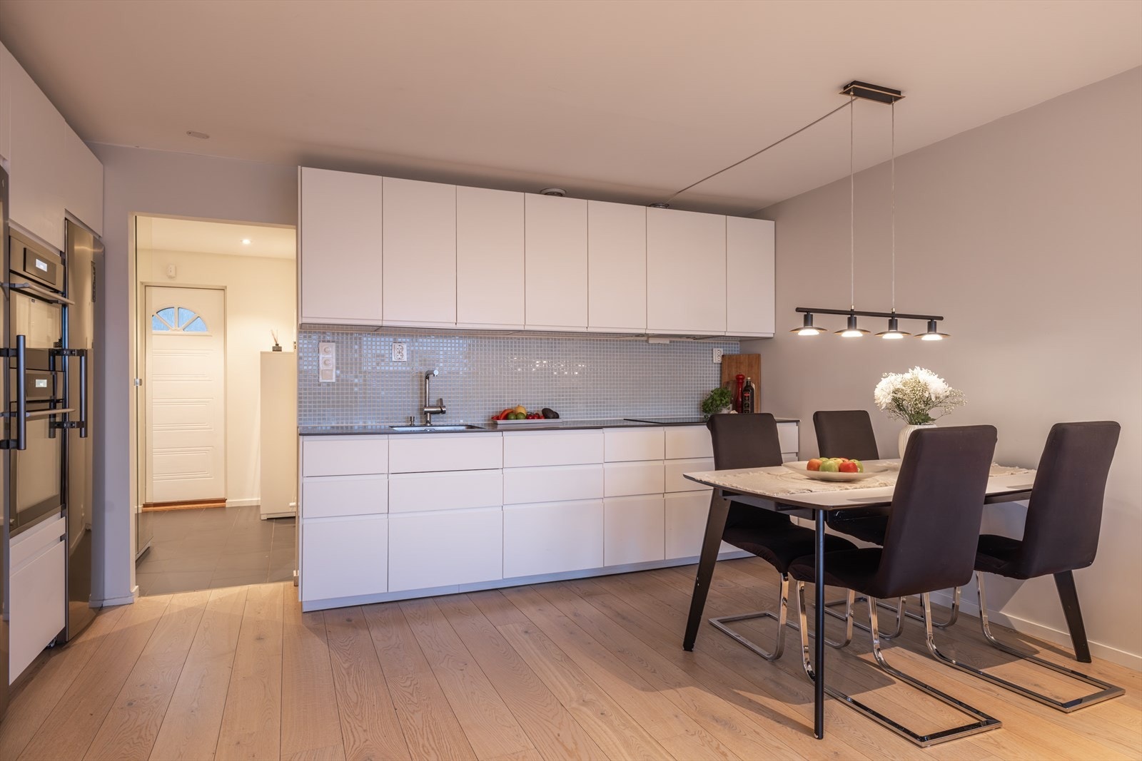 Kjøkkenet er flyttet ut i stue med moderne hvitevarer som følger med boligen Galleribilde