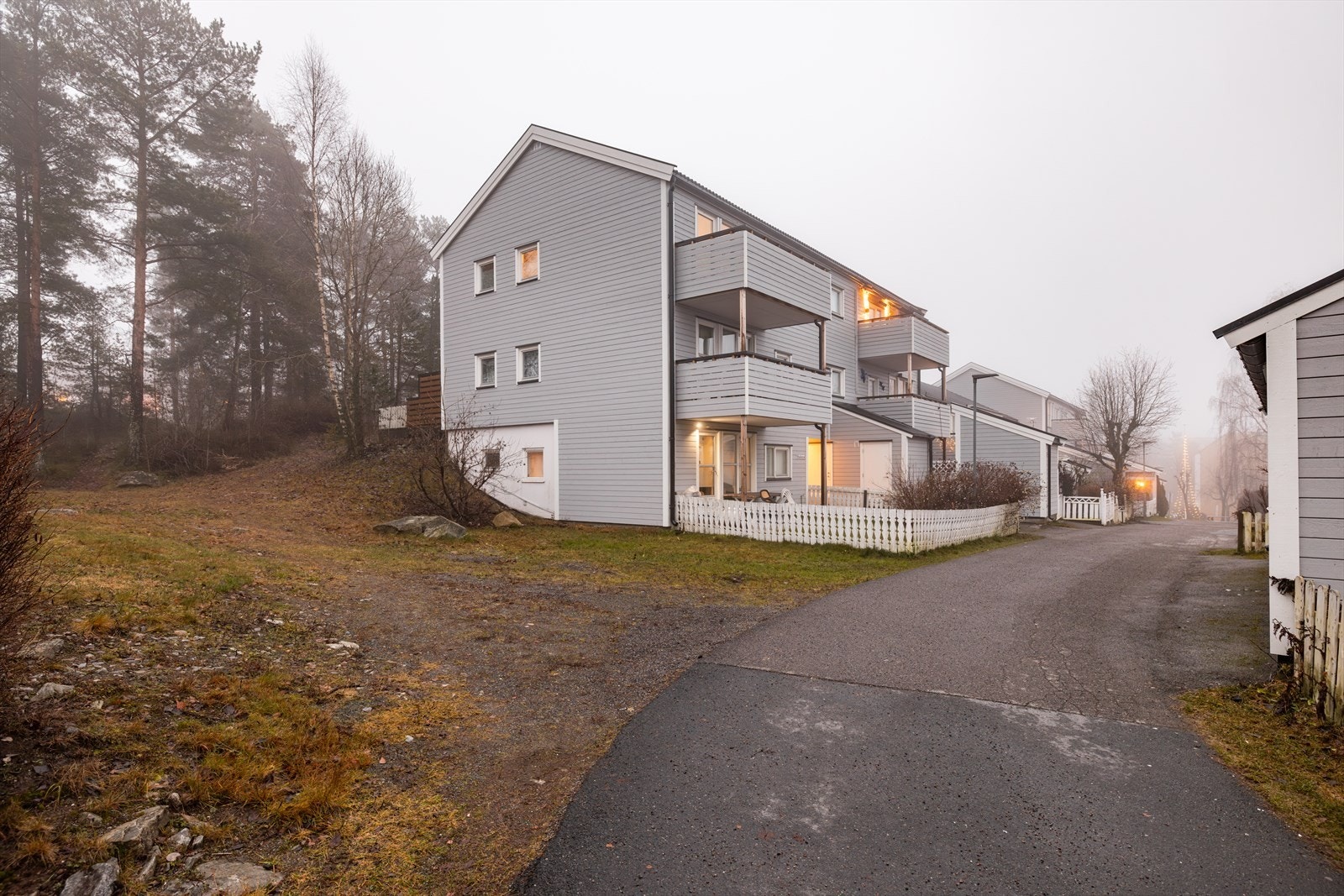 Boligen ligger øverst til høyre i bygget med lys på balkongen Galleribilde