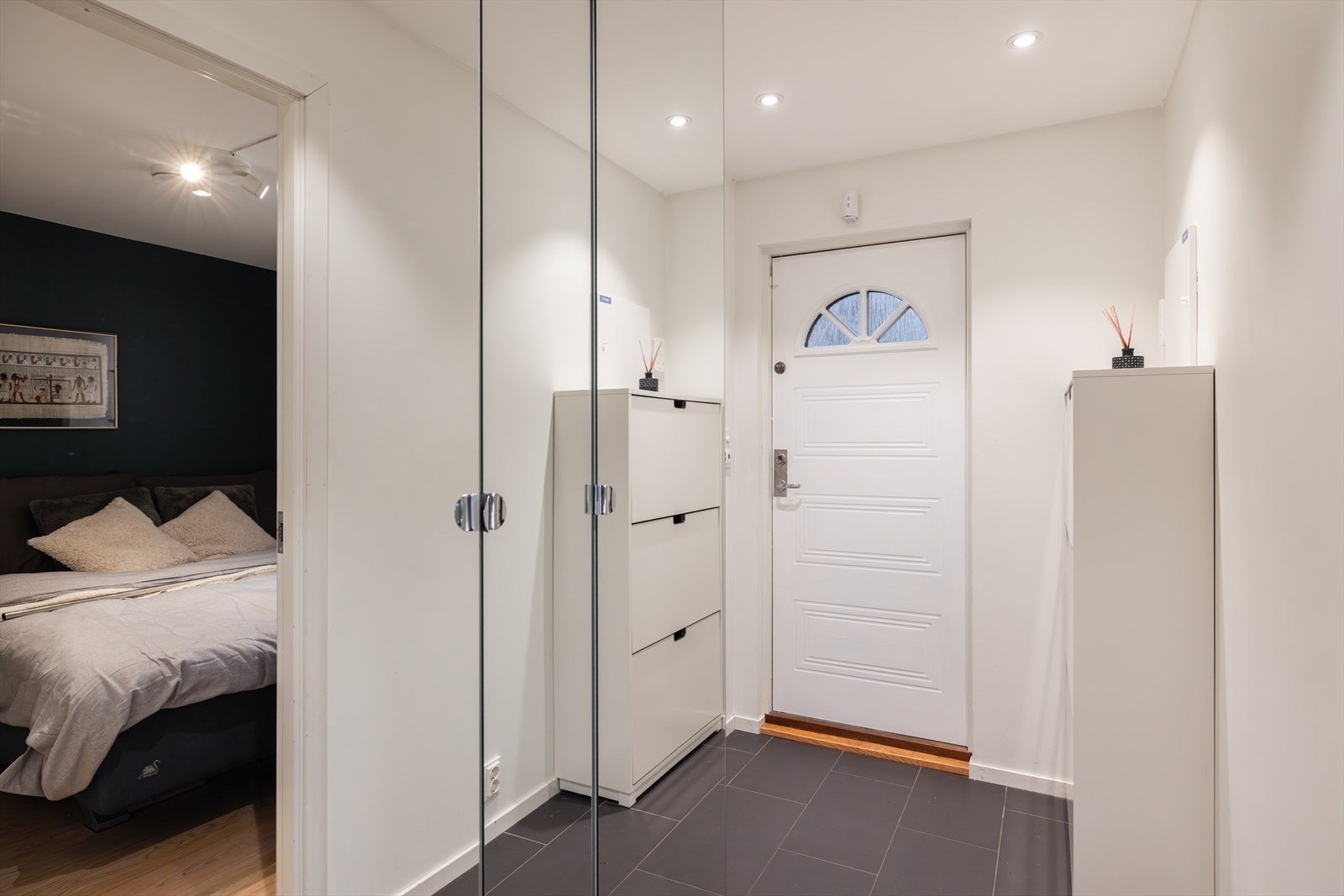 Det er lagringsmulighet i gang, Bod nede ute og på svalgang, samt stor lagringsloft over soverom 2 Galleribilde