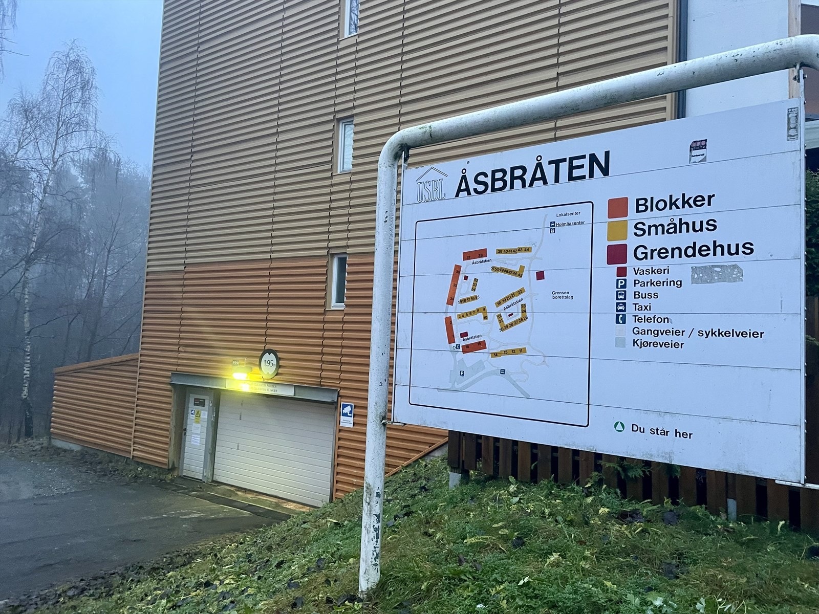 Innkjøring til biloppstillingsplass i lukket garasjeanlegg. Mulig å sette opp lader. :Meglers bilder Galleribilde