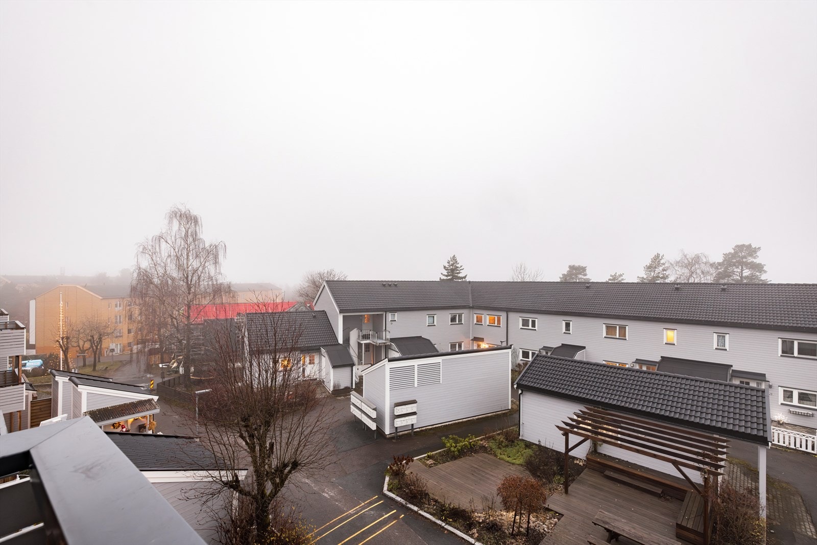 Utsikt fra balkong. Sol nesten hele dagen på godværsdager! Galleribilde